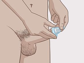 Сожмите кончик презерватива, чтобы оставить место для спермы, и наденьте презерватив на конец пениса.