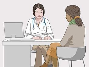 Eine Frau spricht mit einer Ärztin.