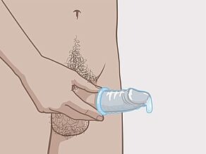 Țineți prezervativul de margine și asigurați-vă că nu se scurge spermă din el. 