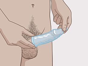 Sigurohuni që buza e mbështjelljes së prezervativit është nga jashtë. Rrotulloni poshtë prezervativin mbi tërë penisin kështu ai nuk do të hiqet.
