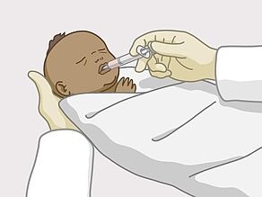 De baby krijgt medicijnen na de geboorte. 