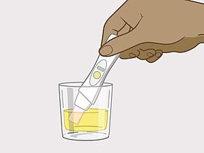Vous pouvez également maintenir l’extrémité du test de grossesse dans un récipient propre contenant un peu de votre urine.