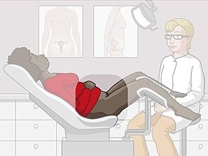 Жінка лежить на гінекологічному кріслі. Живіт виділений. За потреби лікар проведе трансвагінальне дослідження наприкінці вагітності.