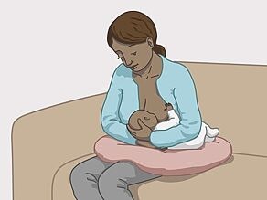 Кърмене, пример 2: майката е седнала, а детето лежи до нея.