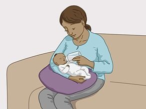 Die Mutter füttert das Baby mit dem Fläschchen.