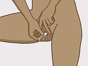 Vrouw spreidt haar schaamlippen om een tampon in haar vagina in te brengen. 