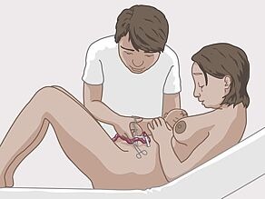 Père coupant le cordon ombilical du bébé 